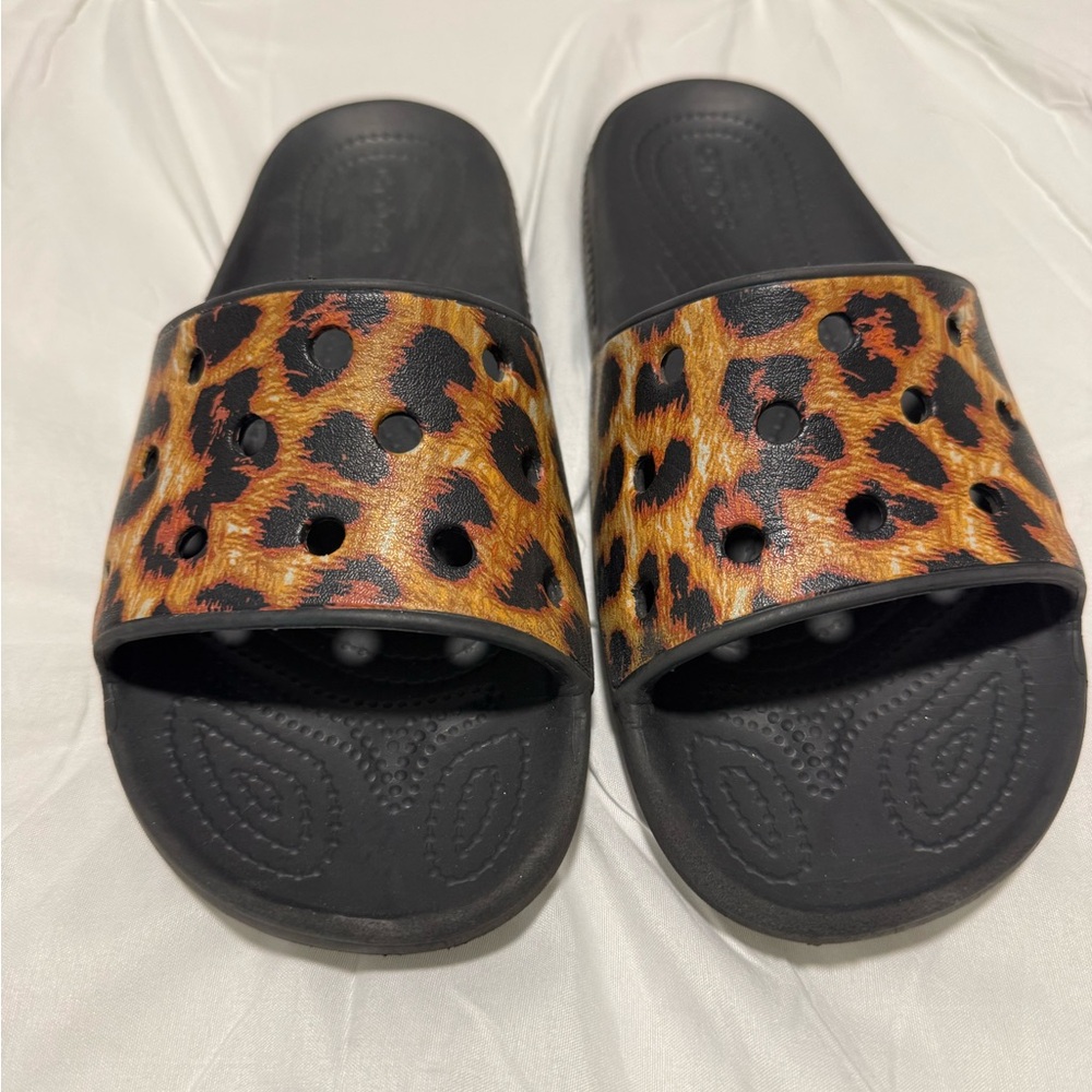 Crocs Leopard Print Slides – Women’s 7